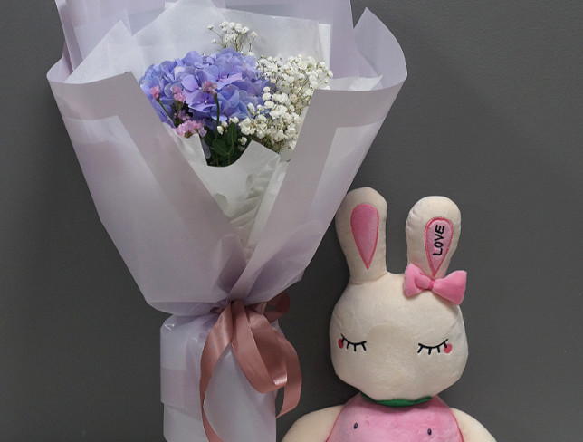 Set of: Bouquet with Purple Hydrangea and Baby's Breath, and Strawberry Bunny Pink, Height 45 cm photo